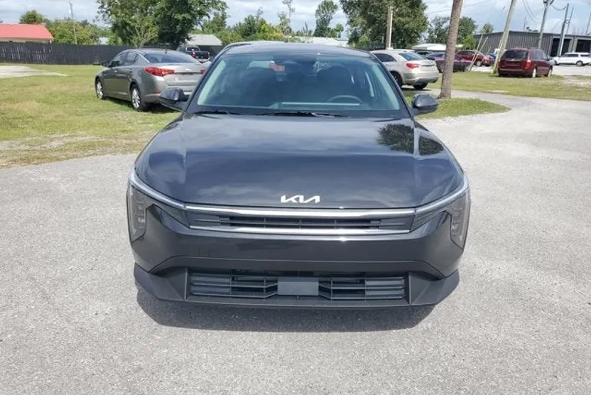 2025 Kia K4 LXS photo 1