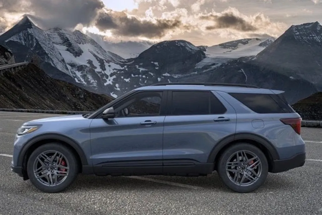 2025 Ford Explorer ST photo 1