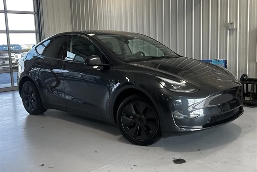 2025 Tesla Model Y Long Range photo 1