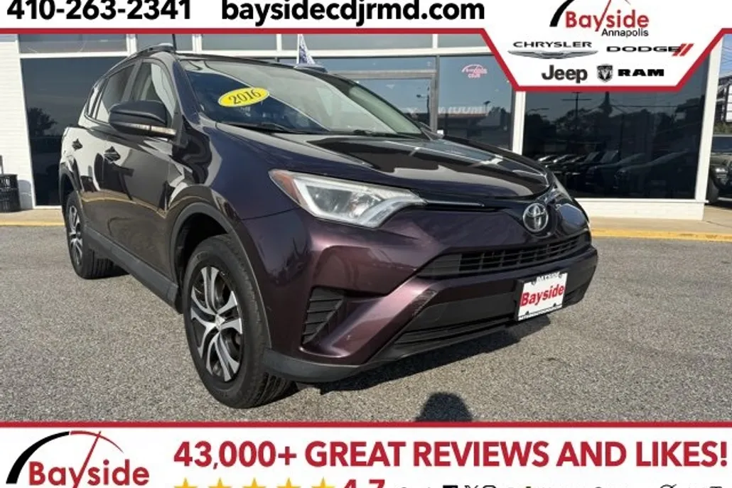2016 Toyota RAV4 LE photo 1