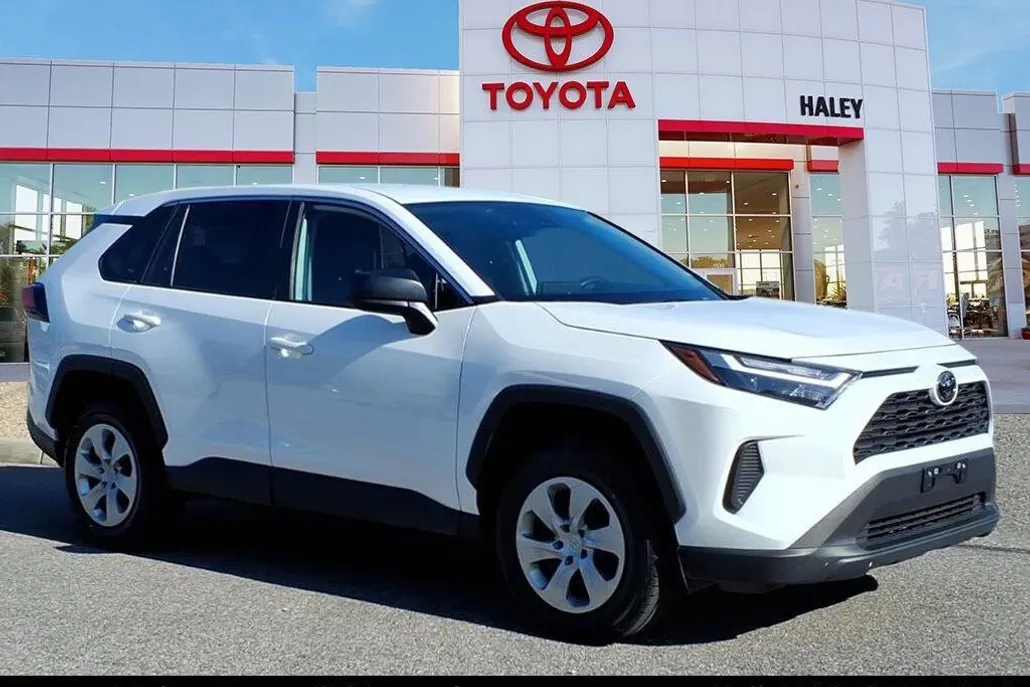 2024 Toyota RAV4 LE photo 1