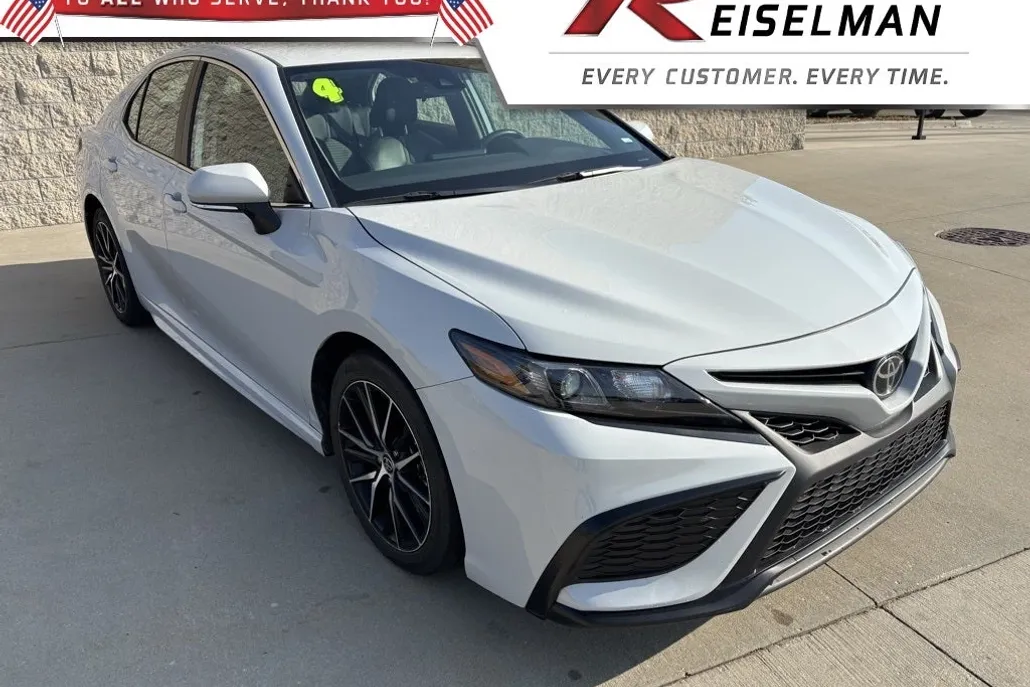 2024 Toyota Camry SE photo 1