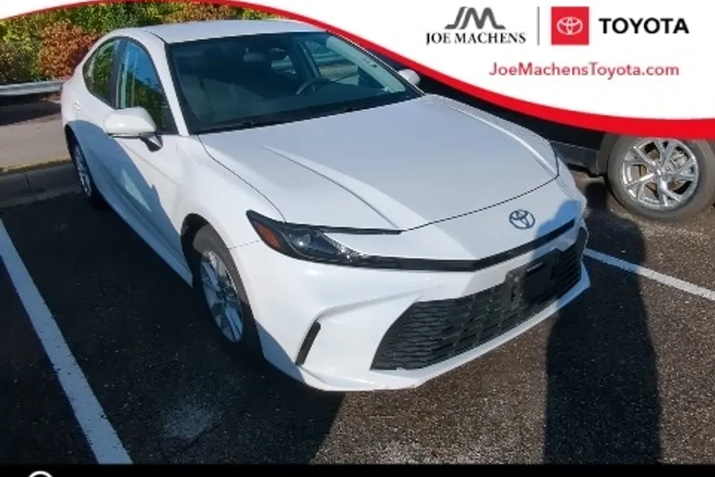 2025 Toyota Camry SE photo 1