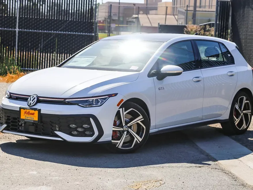 2025 Volkswagen Golf GTI SE photo 1