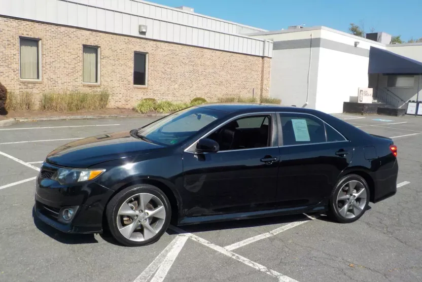 2012 Toyota Camry SE photo 1
