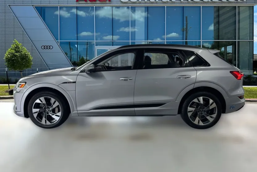2021 Audi e-tron Premium photo 1