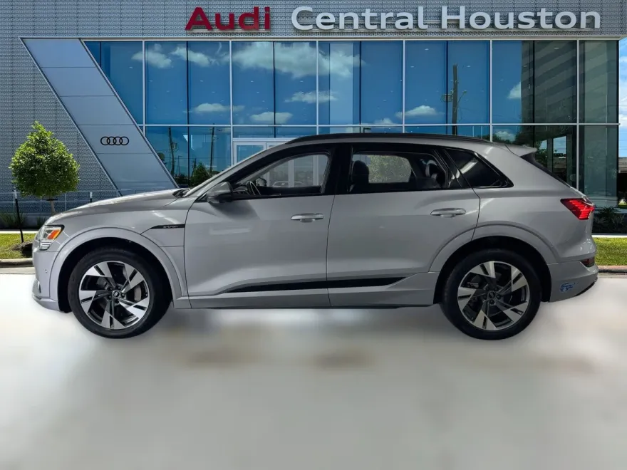 2021 Audi e-tron Premium photo 1