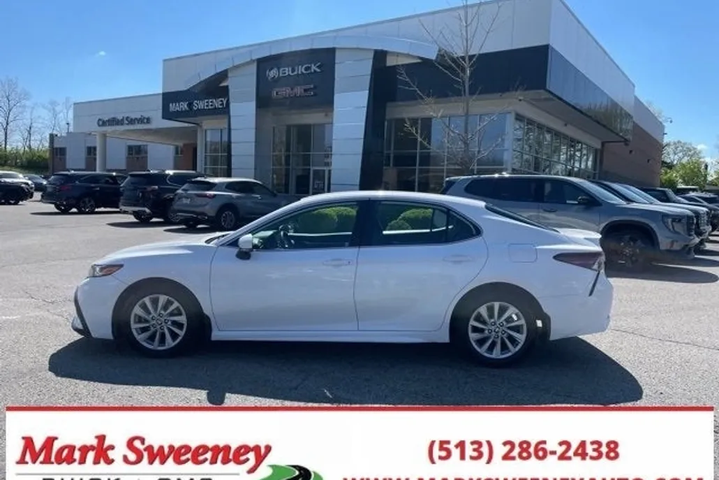 2022 Toyota Camry SE photo 1