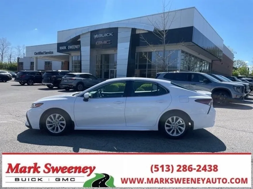 2022 Toyota Camry SE photo 1