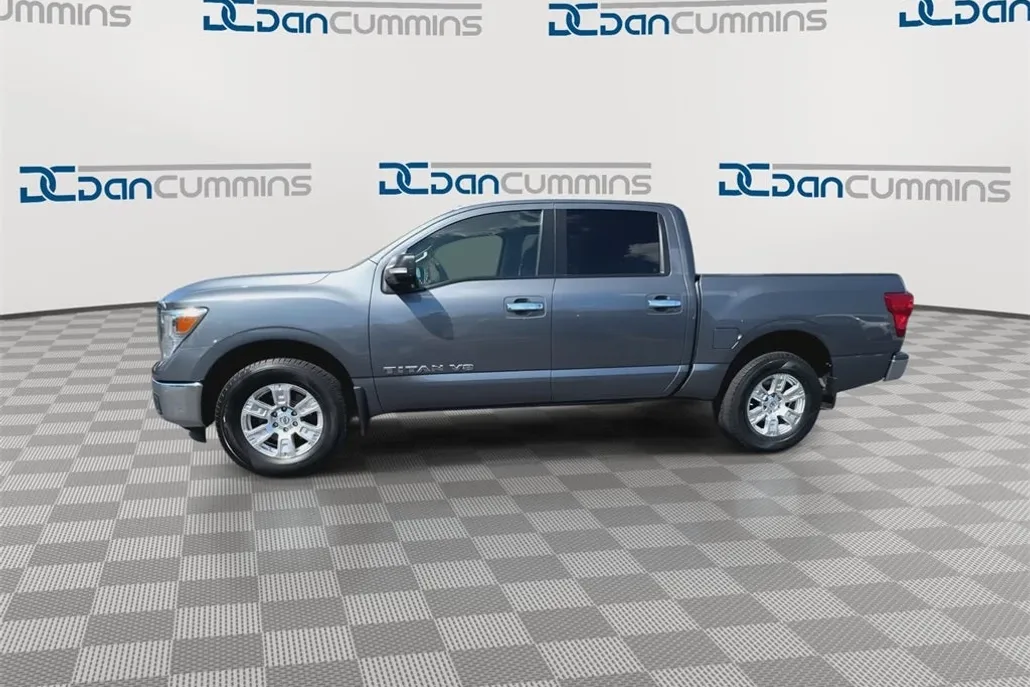 2018 Nissan Titan SV photo 1