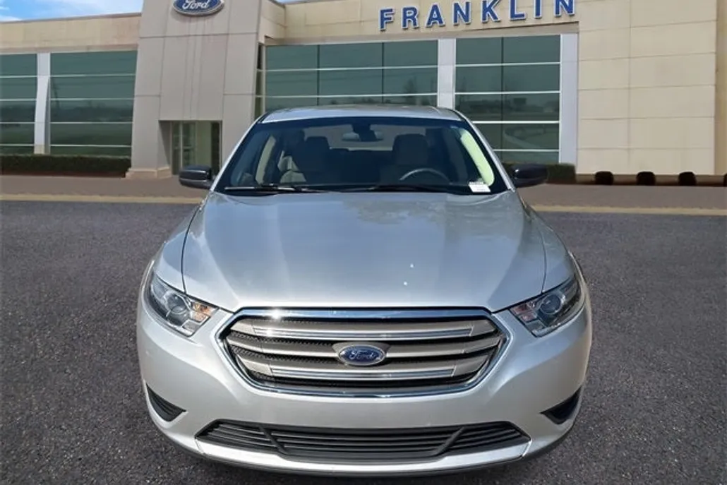 2019 Ford Taurus SE photo 1