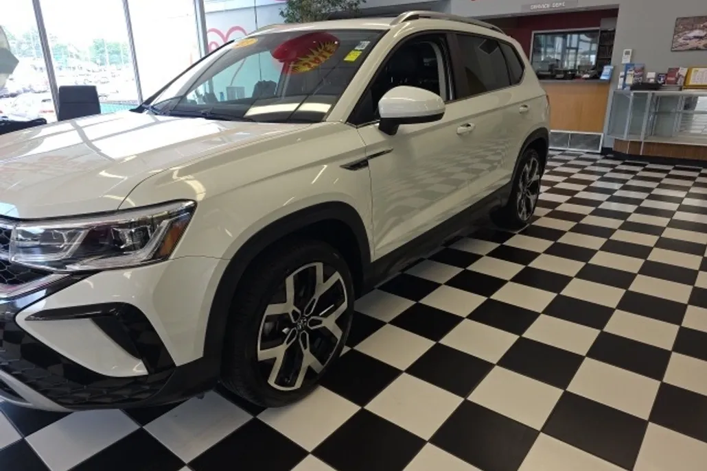 2023 Volkswagen Taos SEL photo 1
