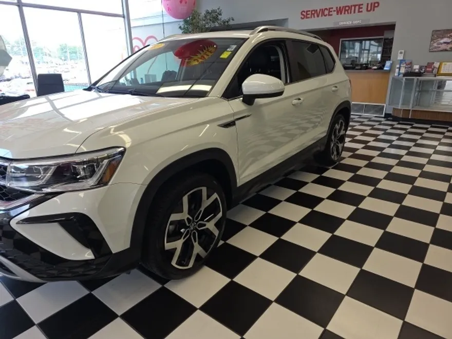 2023 Volkswagen Taos SEL photo 1