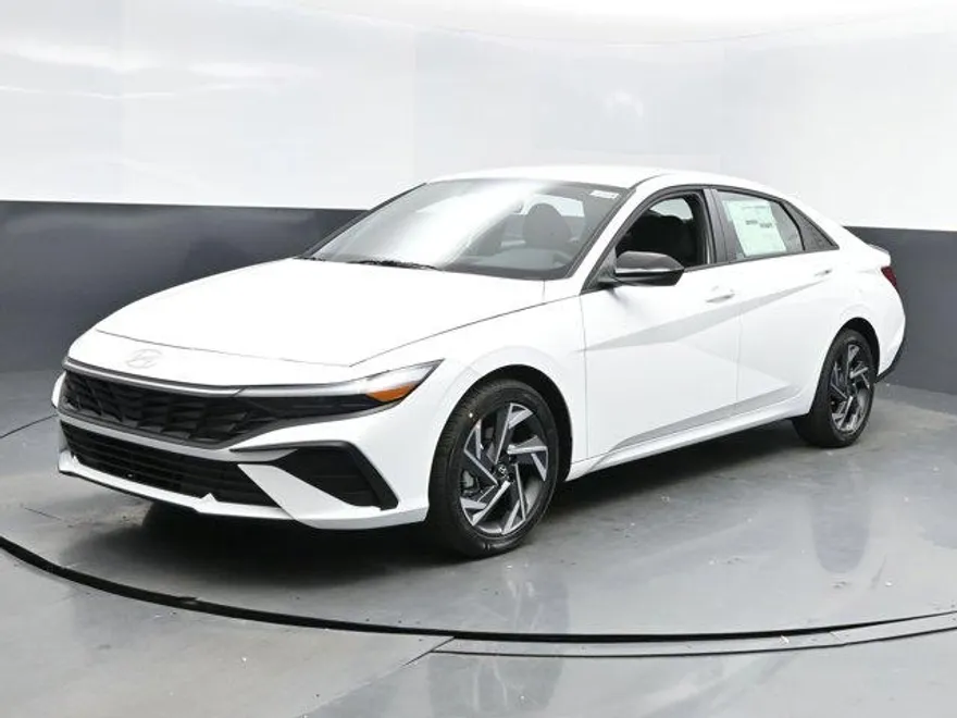 2025 Hyundai Elantra SEL Sport photo 1