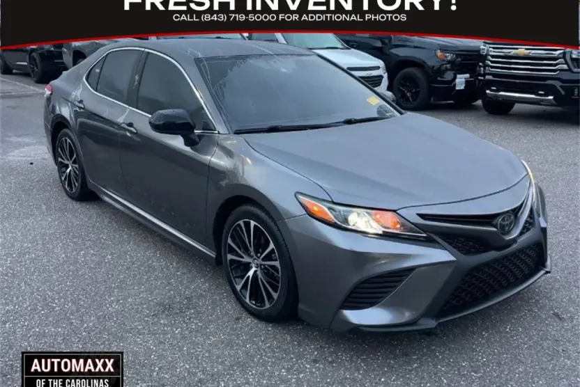 2019 Toyota Camry SE photo 1