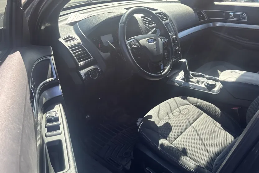 2017 Ford Explorer XLT photo 1