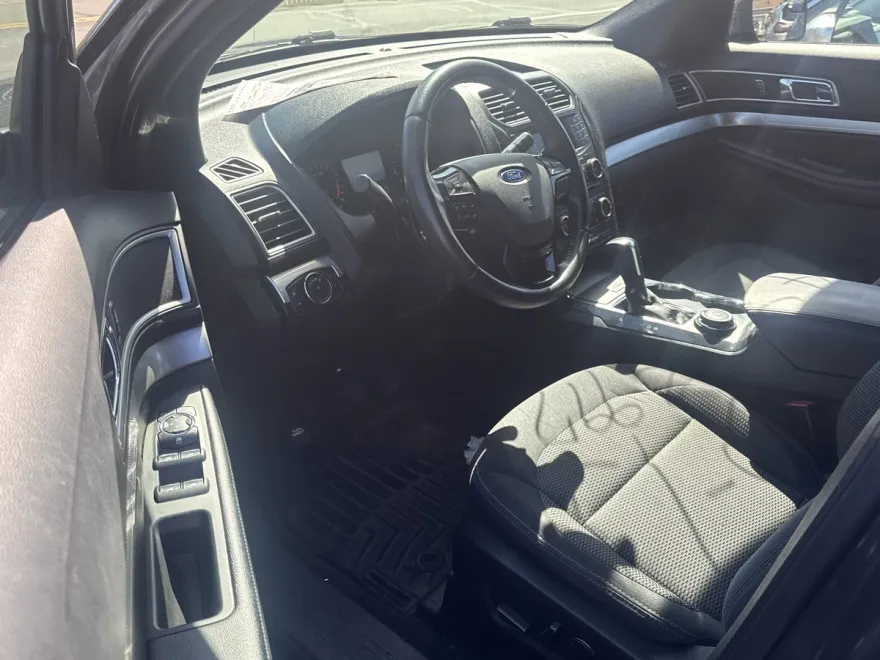 2017 Ford Explorer XLT photo 1
