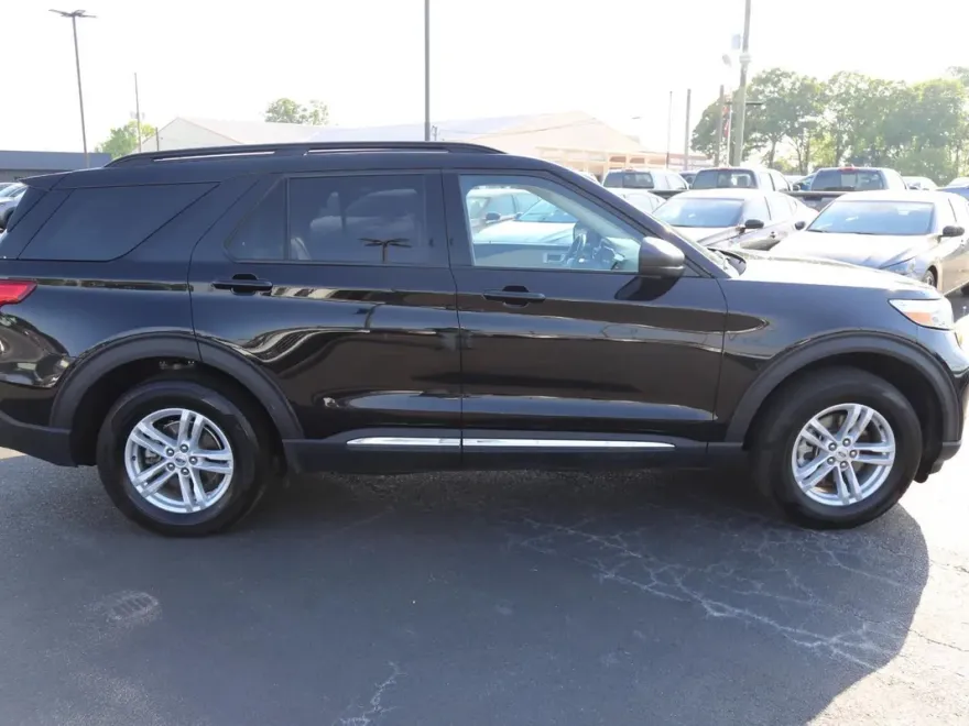 2023 Ford Explorer XLT photo 2