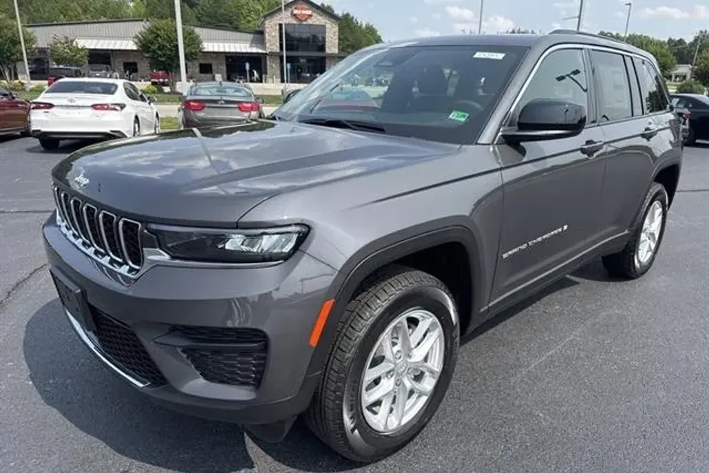 2025 Jeep Grand Cherokee Laredo photo 1