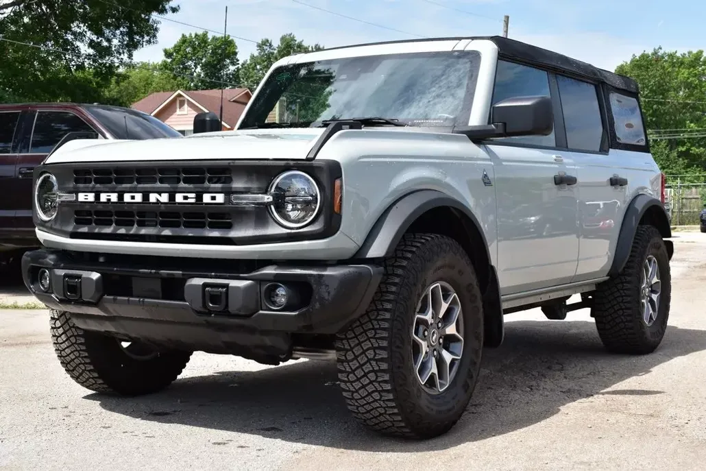 2023 Ford Bronco Black Diamond photo 1