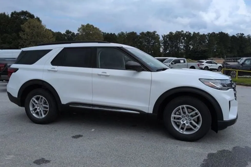 2025 Ford Explorer photo 1