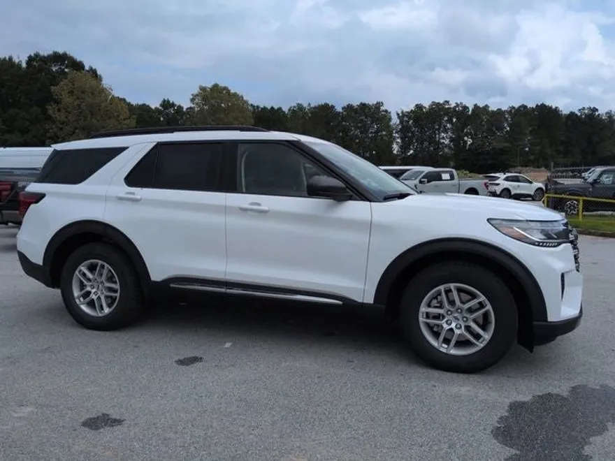 2025 Ford Explorer photo 1