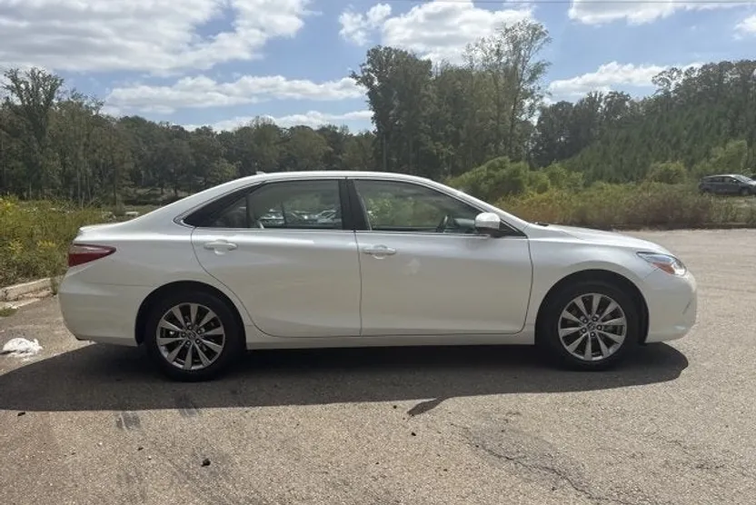 2017 Toyota Camry XLE photo 1