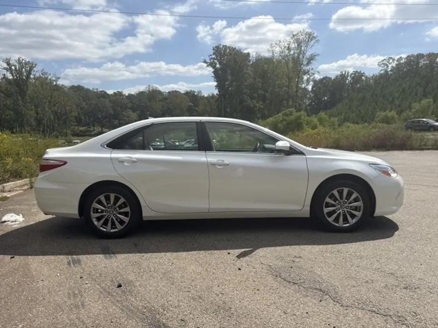 2017 Toyota Camry XLE photo 1