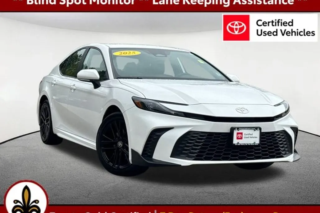 2025 Toyota Camry SE photo 1