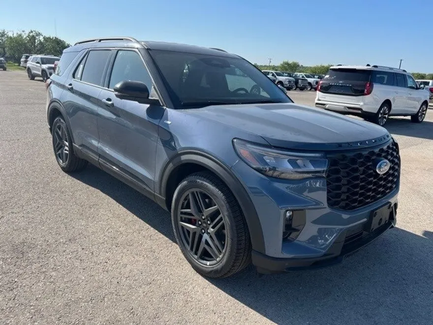 2025 Ford Explorer ST-Line photo 1