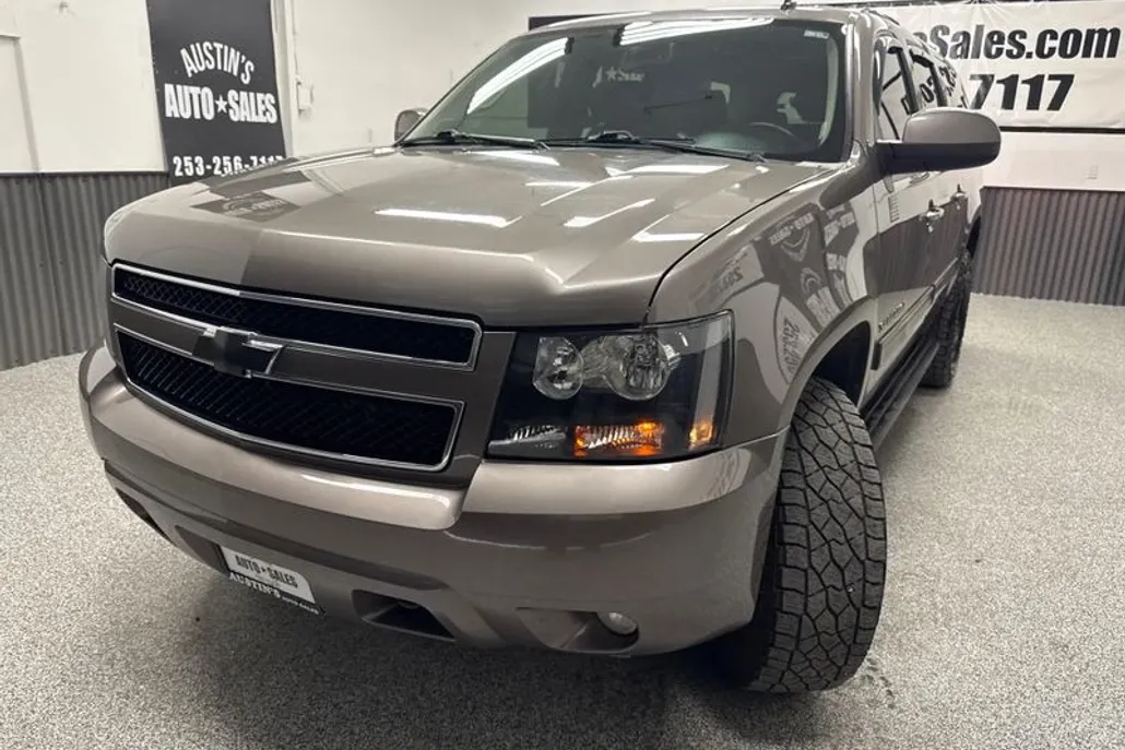 2013 Chevrolet Suburban LT photo 1