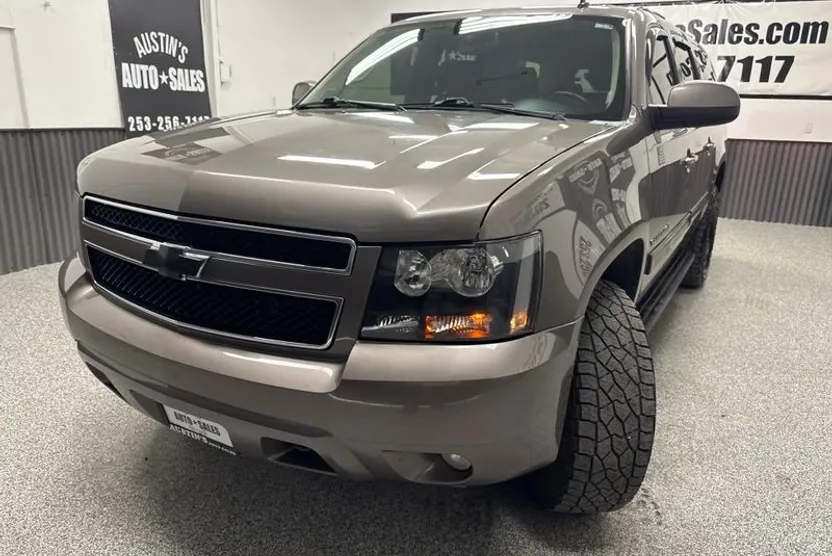 2013 Chevrolet Suburban LT photo 1