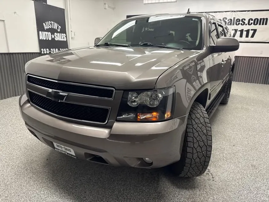 2013 Chevrolet Suburban LT photo 1