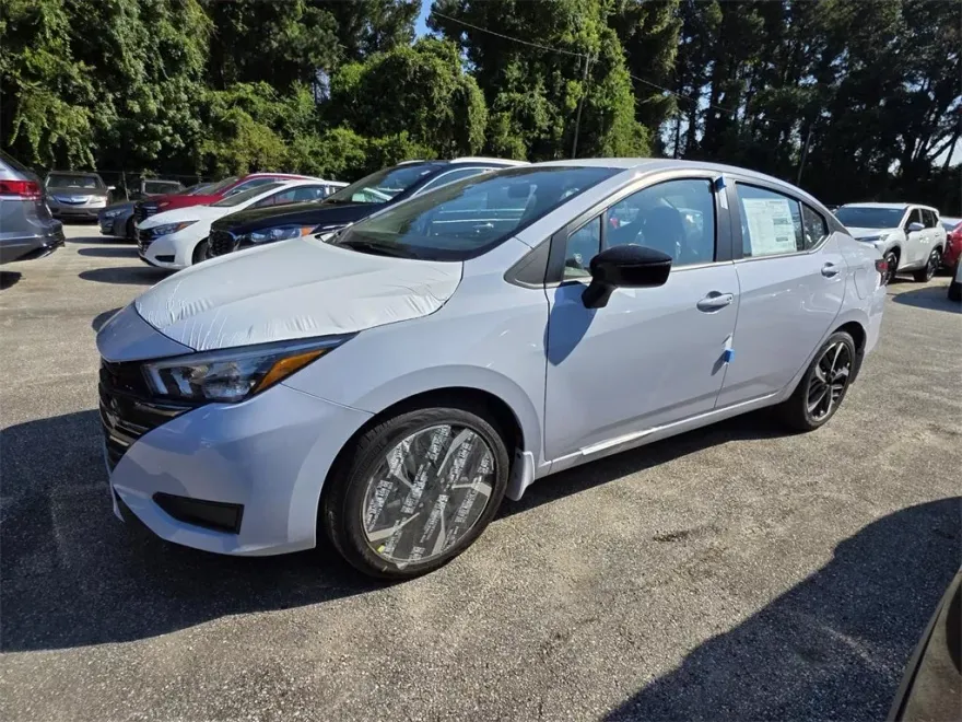 2025 Nissan Versa 1.6 SR photo 1