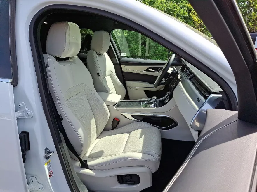 2025 Jaguar F-PACE R-Dynamic S P250 photo 3