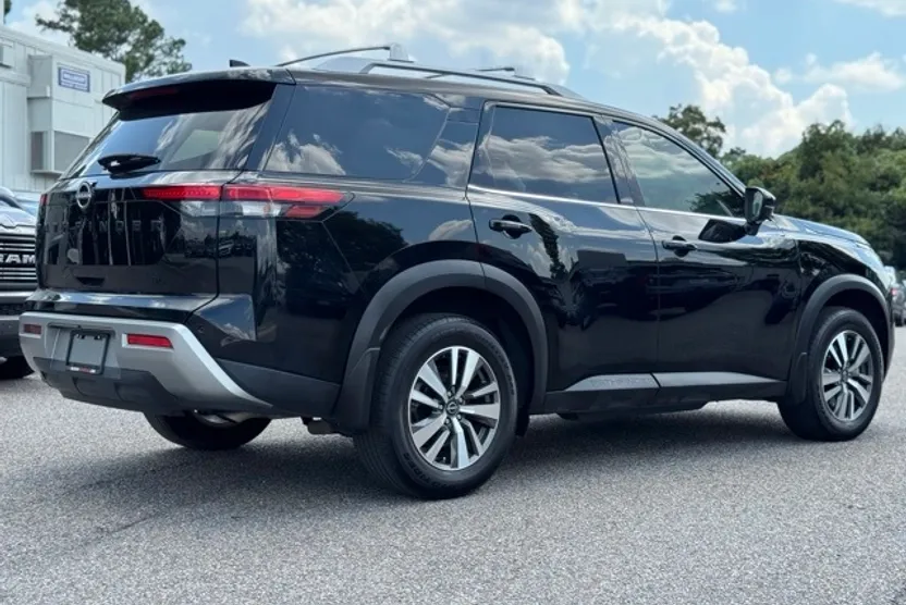 2024 Nissan Pathfinder SL photo 1