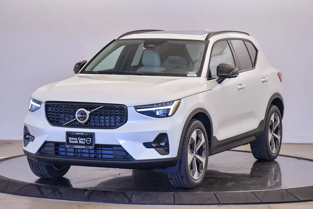 2025 Volvo XC40 AWD Plus photo 1