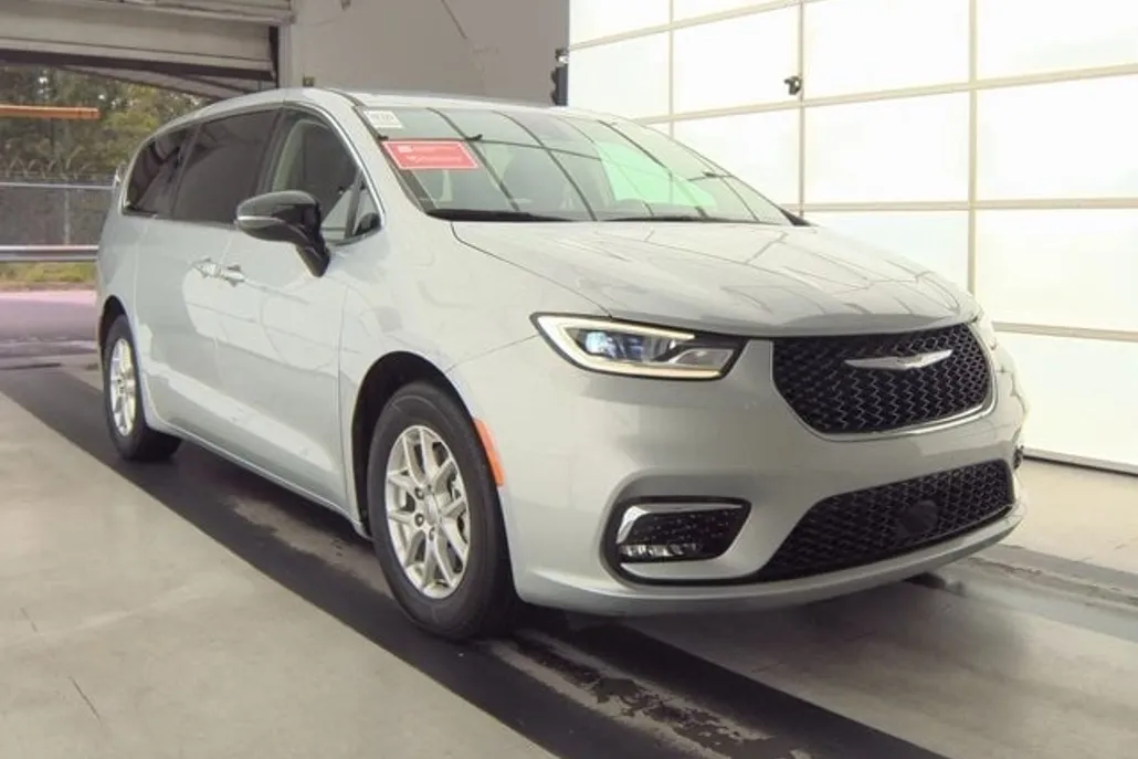 2024 Chrysler Pacifica Touring L photo 1