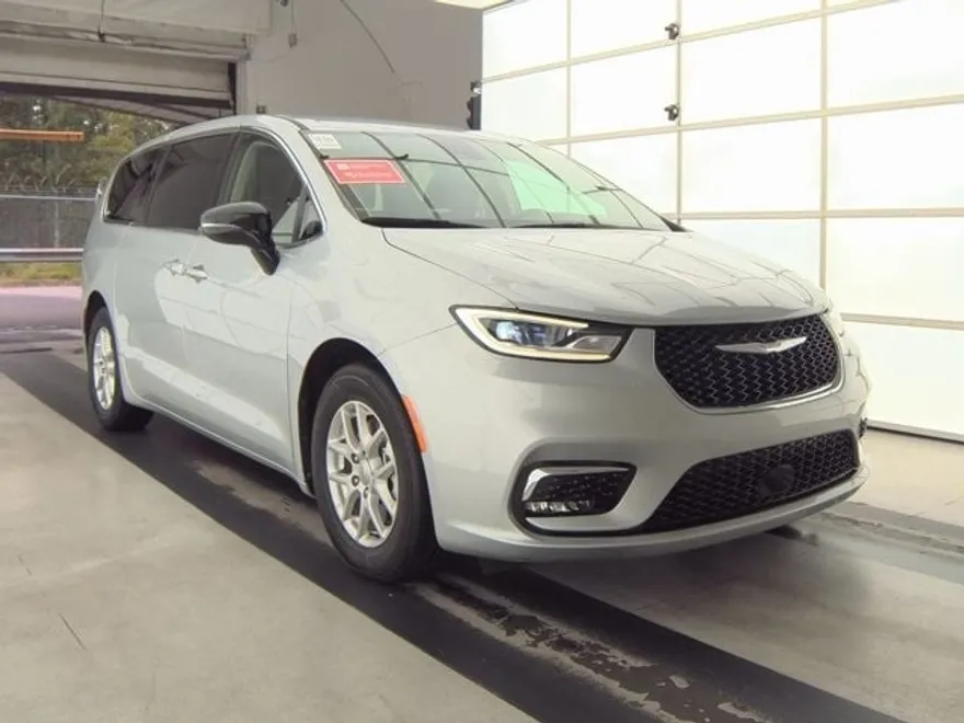 2024 Chrysler Pacifica Touring L photo 1