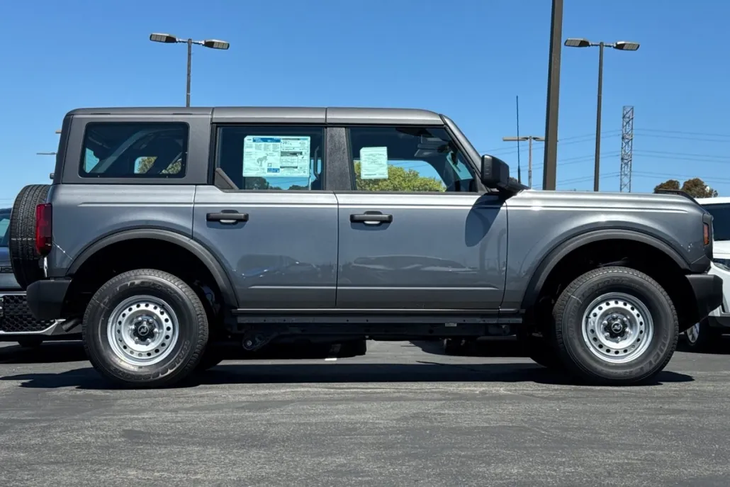 2025 Ford Bronco Base photo 1