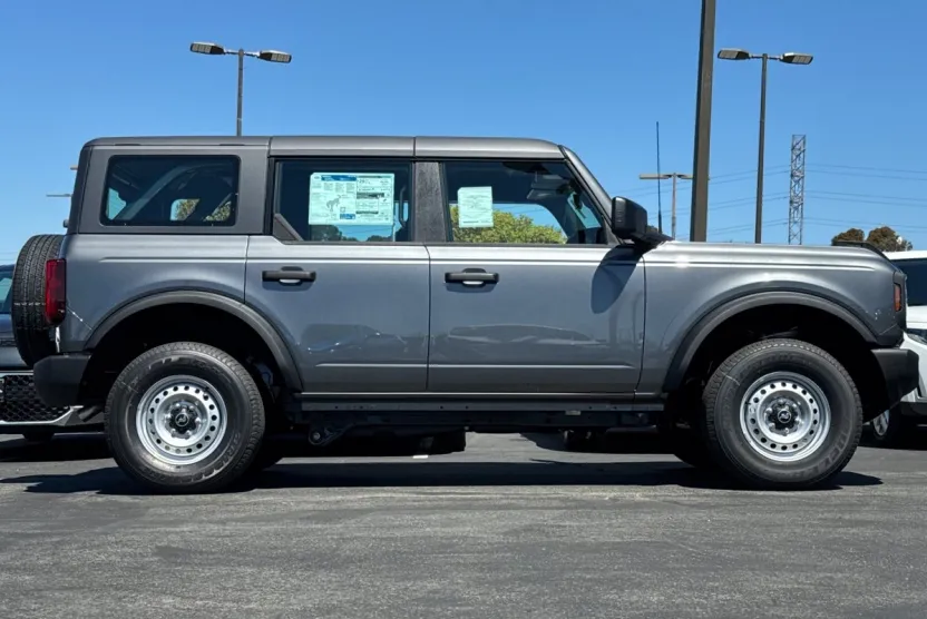 2025 Ford Bronco Base photo 1