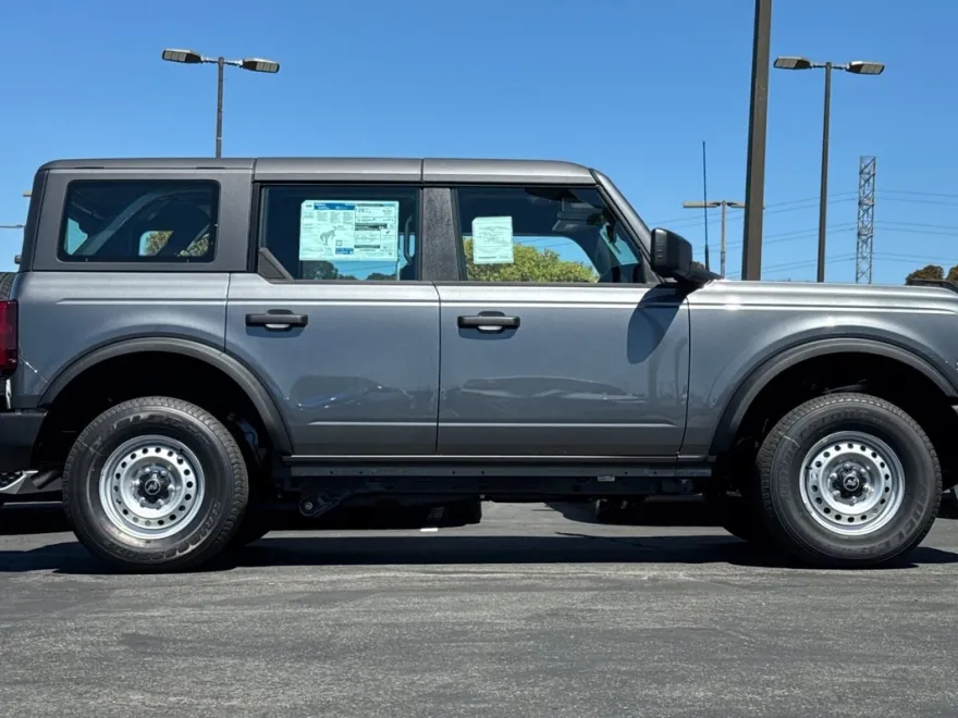 2025 Ford Bronco Base photo 1