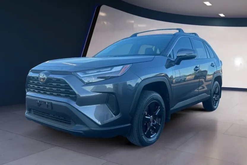 2022 Toyota RAV4 XLE photo 1