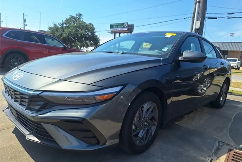 2024 Hyundai Elantra SEL photo 1