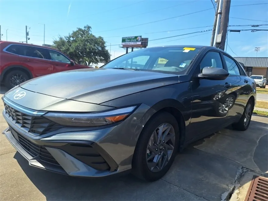 2024 Hyundai Elantra SEL photo 1