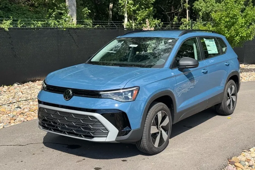 2025 Volkswagen Taos S photo 1