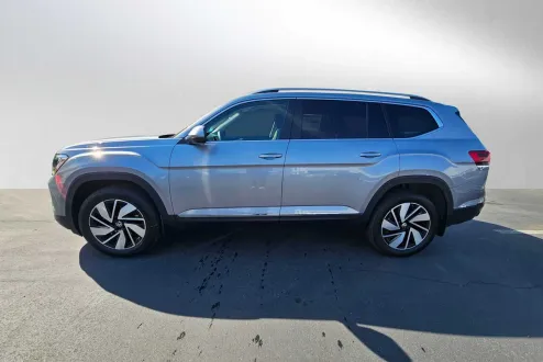 2025 Volkswagen Atlas SEL photo 2