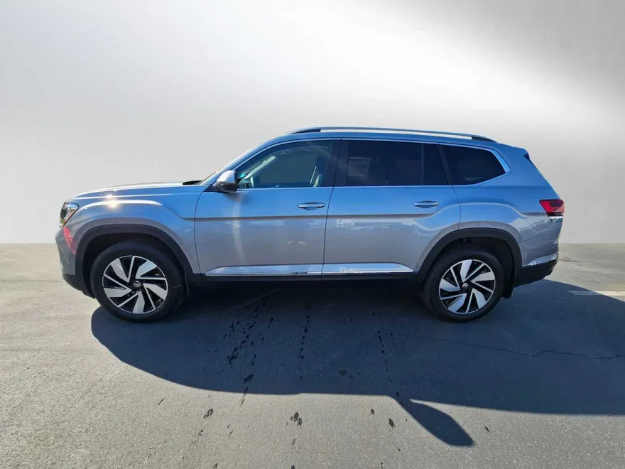 2025 Volkswagen Atlas SEL photo 2