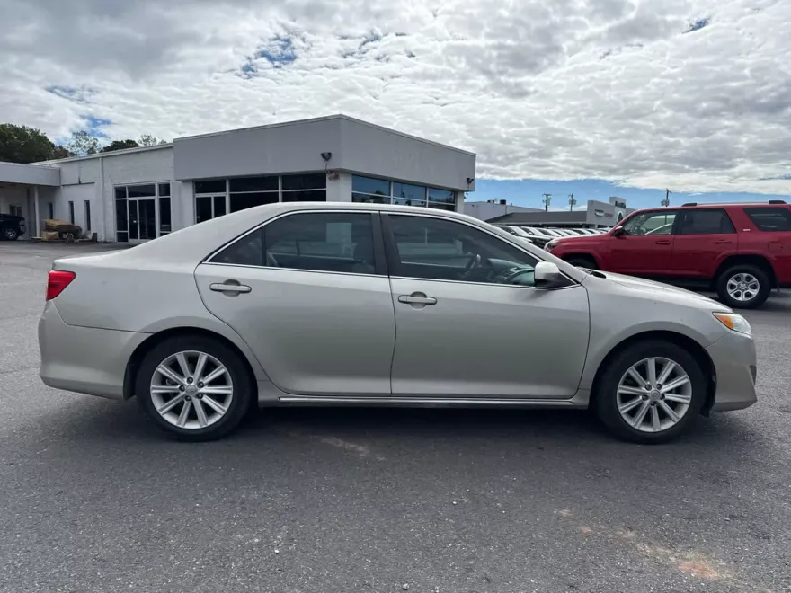 2014 Toyota Camry XLE photo 1