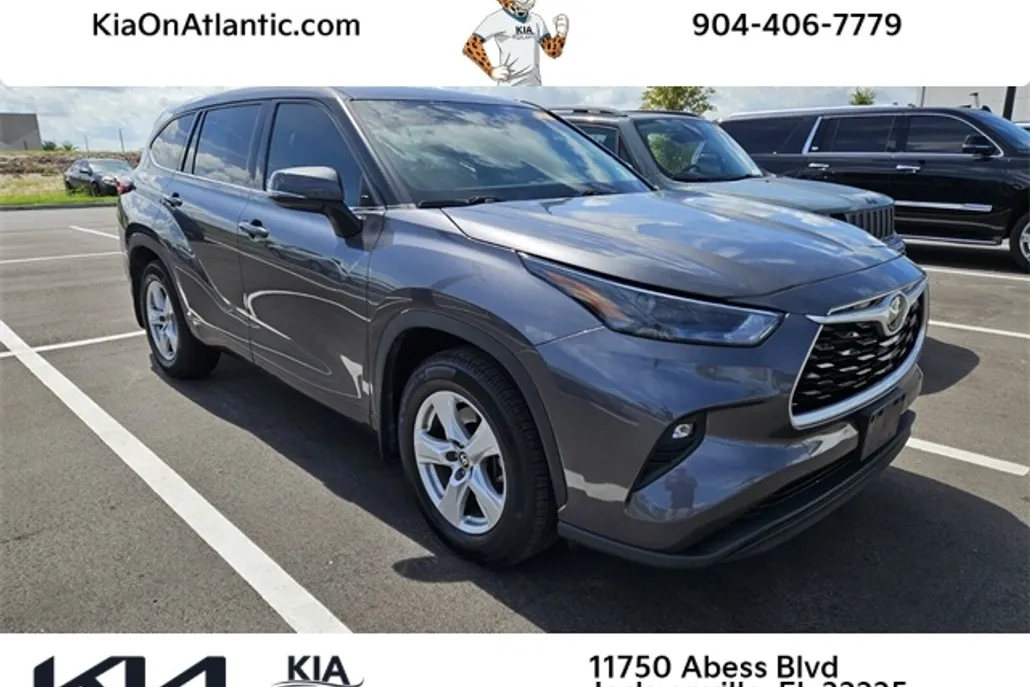 2022 Toyota Highlander LE photo 1